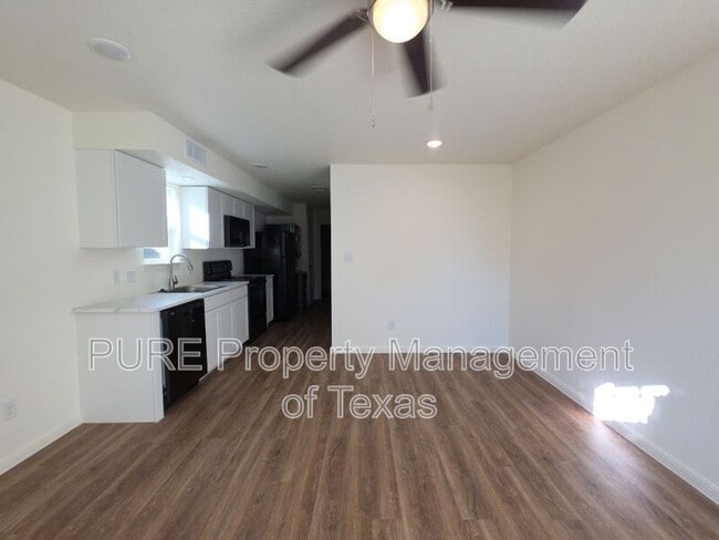 Building Photo - 2002 W 2nd St