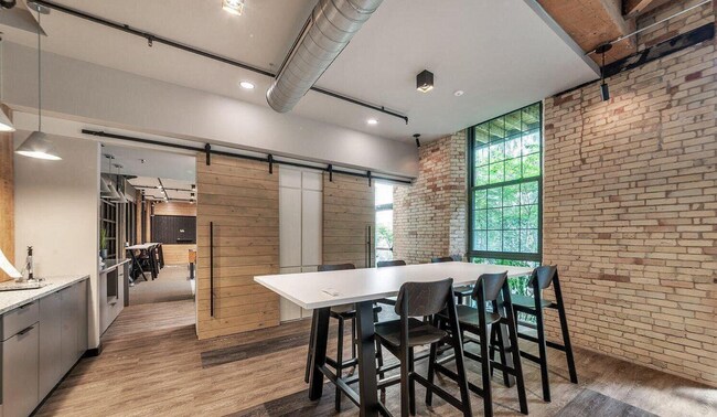 Building Photo - 940 Monroe Ave NW