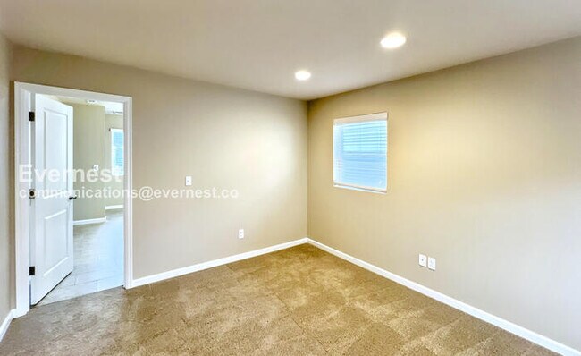 Building Photo - 5 Bed/3 Bath Home with Garage & Fenced Yar...
