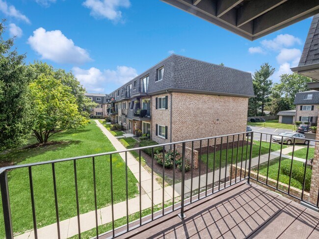 Building Photo - 880 S Plum Grove Rd