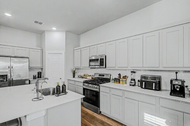 Building Photo - Experience Princeton Lifestyle