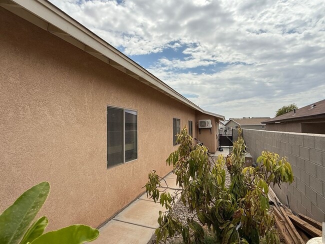 Building Photo - Casa en San Luis AZ with included utilitie...
