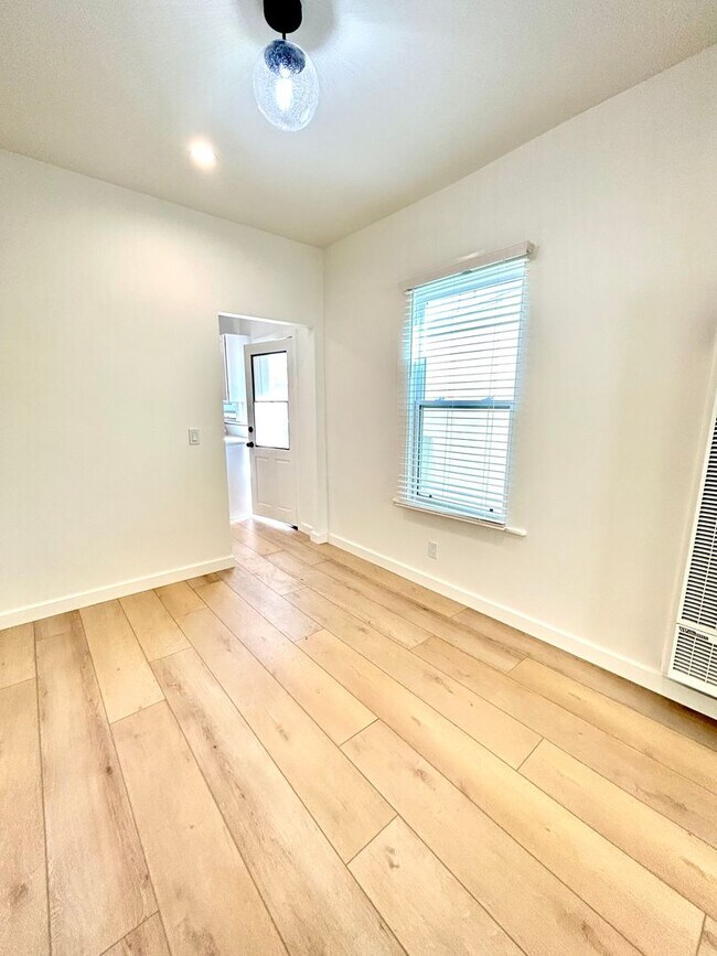 Building Photo - 3 Bed/1 Bath - Downtown Santa Barbara