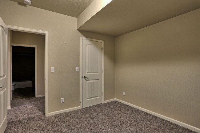 Building Photo - 4 Bedroom Home in East Windsor