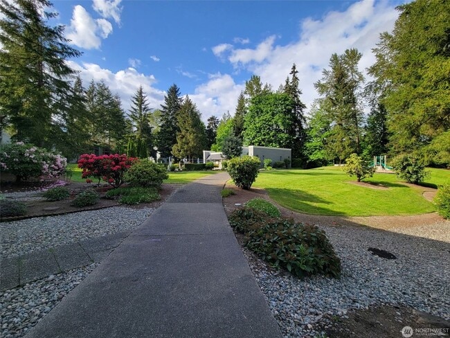 Building Photo - 4641 W Lake Sammamish Pkwy SE