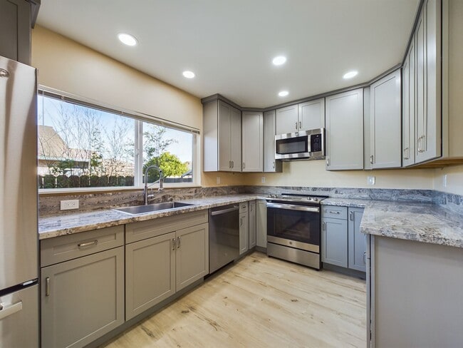 Building Photo - Modern 3BD/ABA duplex home features high-e...