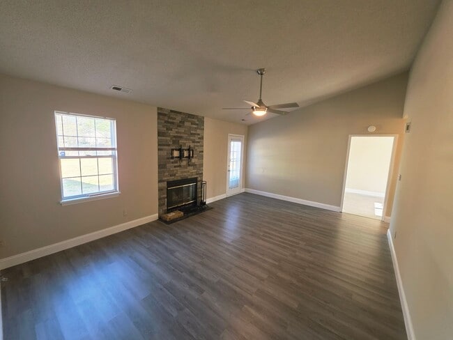 Building Photo - 4 Bedroom 2 BA Horse Creek Farms