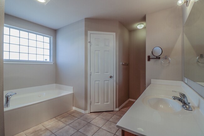Building Photo - 4Bed/2Bath Available 11/10 !