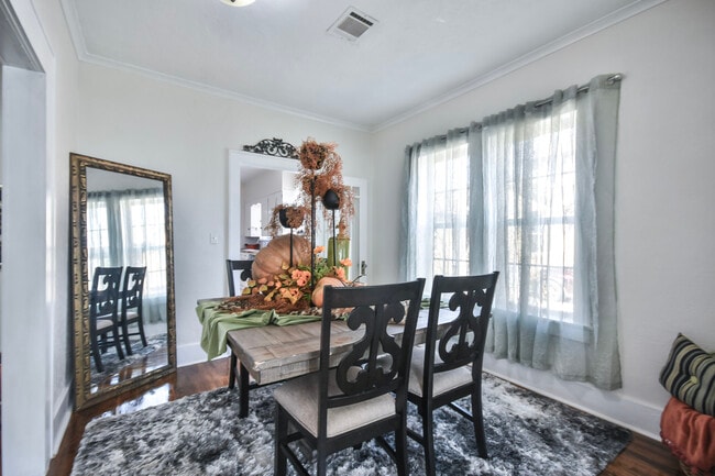 Building Photo - 1001 W Hackberry Ave