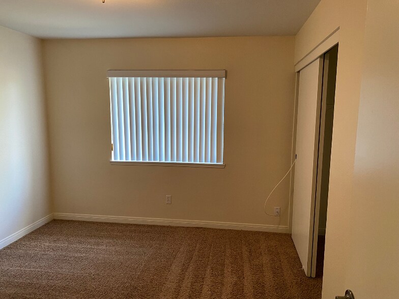 Building Photo - 500 White Ln