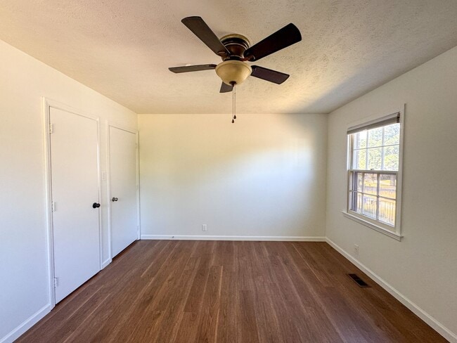 Building Photo - 3 Bed 2 Bath College Lakes Home with Fence...