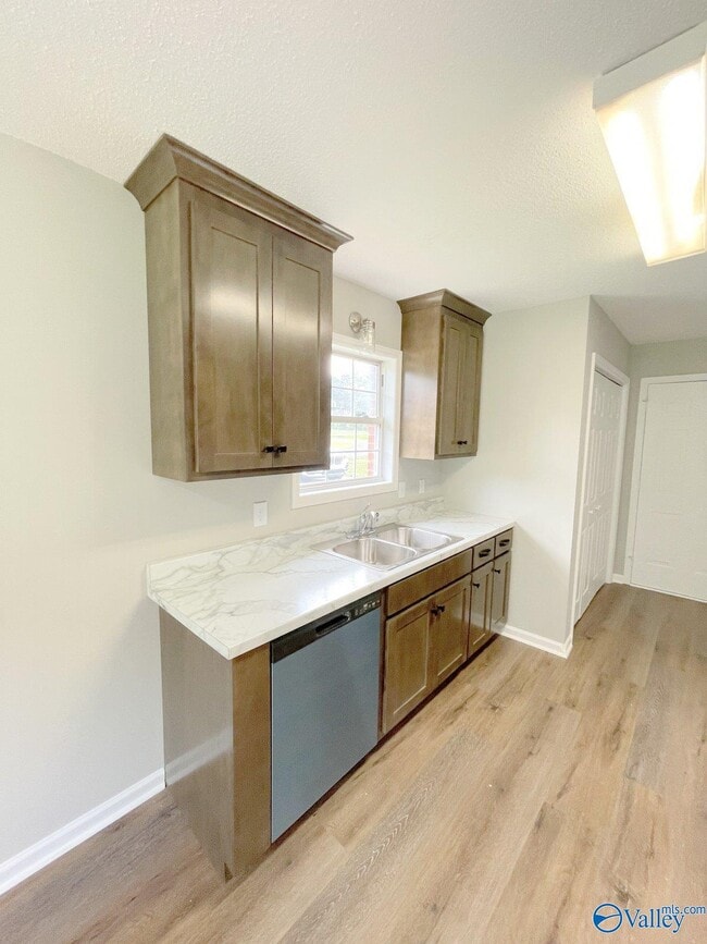 Building Photo - 100 Brook Glen Dr