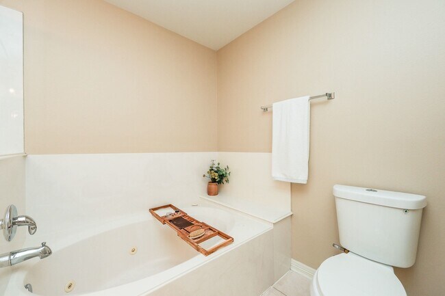 Building Photo - 2865 Westhollow Dr