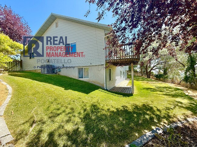 Building Photo - Beautiful 4 bed 2 1/2 bath - 3 car garage