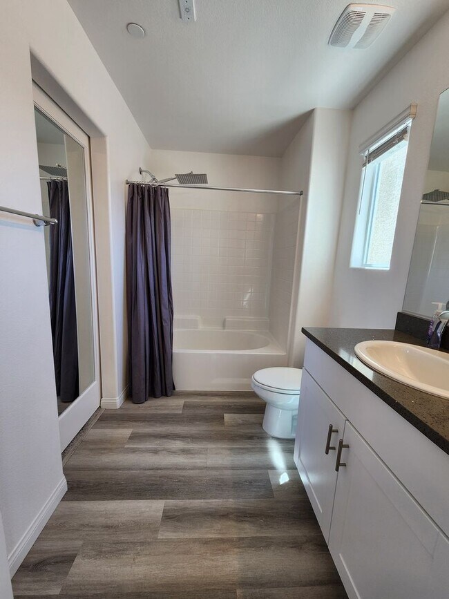 Building Photo - Charming 3BR/2.5BA Home in Las Vegas – Uti...