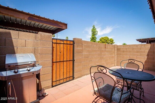 Building Photo - 928 S Casitas Dr