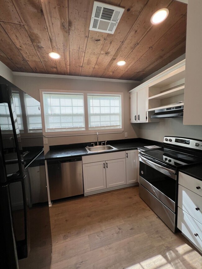 Building Photo - Renovated 2 Bed 2 Bath Lake Charles