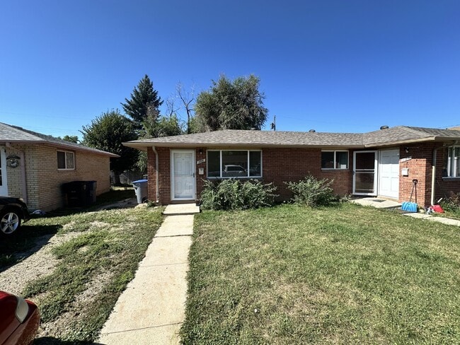 Primary Photo - 2-Bed Duplex With Newly Installed Laminate...