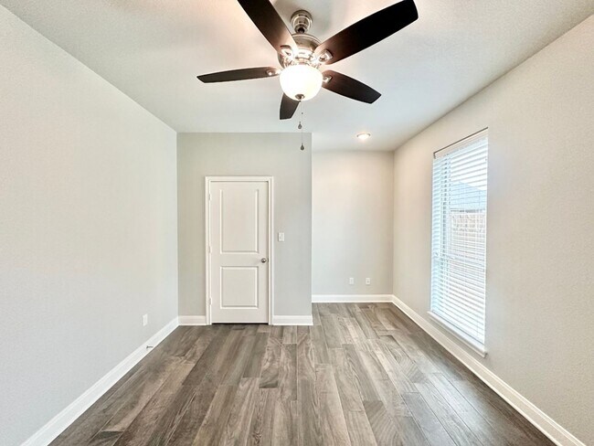 Building Photo - Available Now! Stunning 3 Bedroom 2 Bath i...