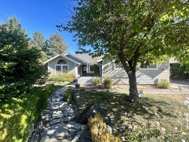 Building Photo - 1062 Thelma Way