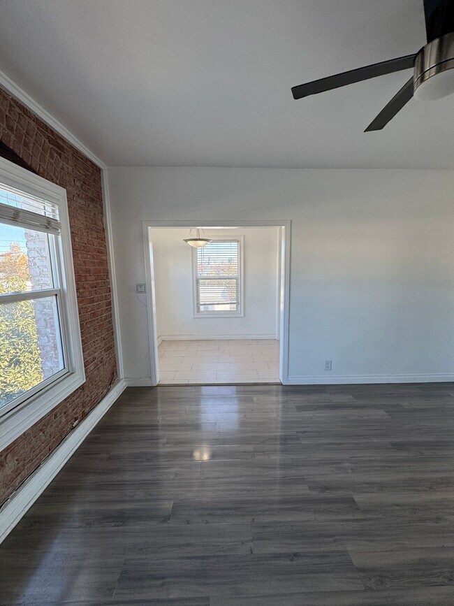 Building Photo - 203 S Kenmore Ave