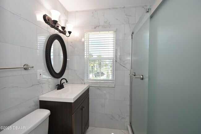 Building Photo - 403 N Oleander Ave