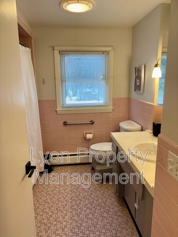 Building Photo - 128 Thurston St