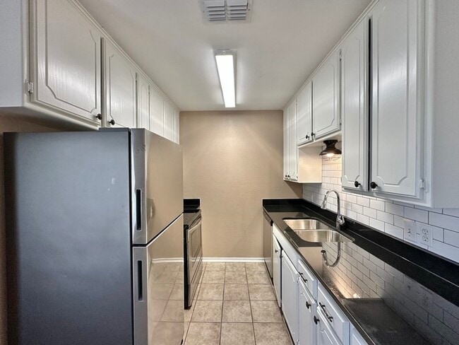 Building Photo - Available Now! Newly Updated 3/2 in Flint!