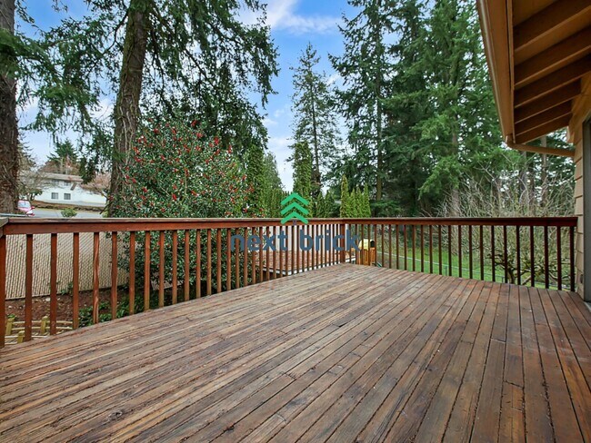 Building Photo - 6 Bed and 3 Bath Single Family Home Available Now!