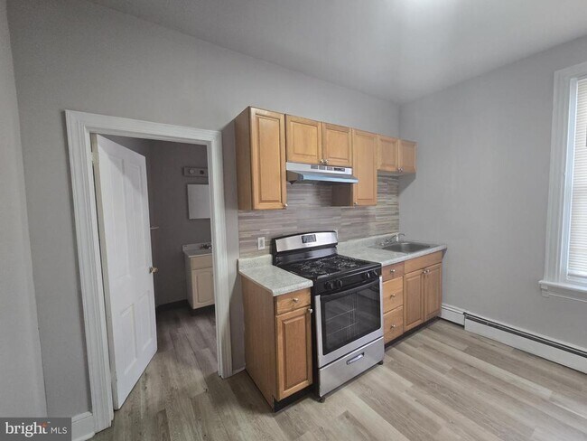 Building Photo - 5526 N Mascher St