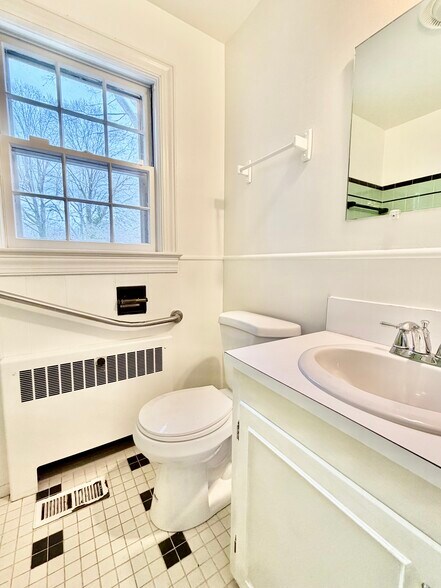 Building Photo - 134 Hull St