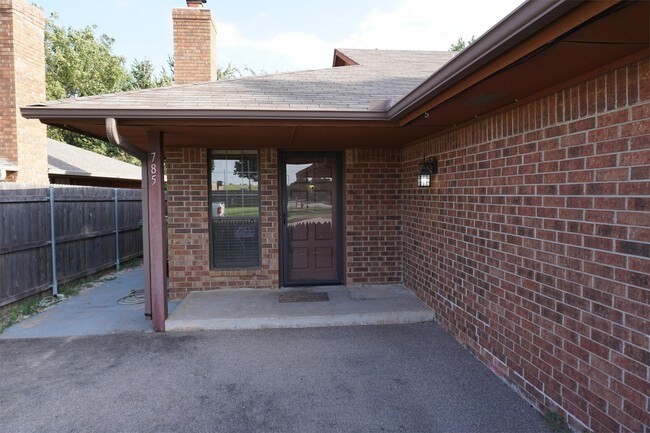 Building Photo - 785 Kingsgate Rd