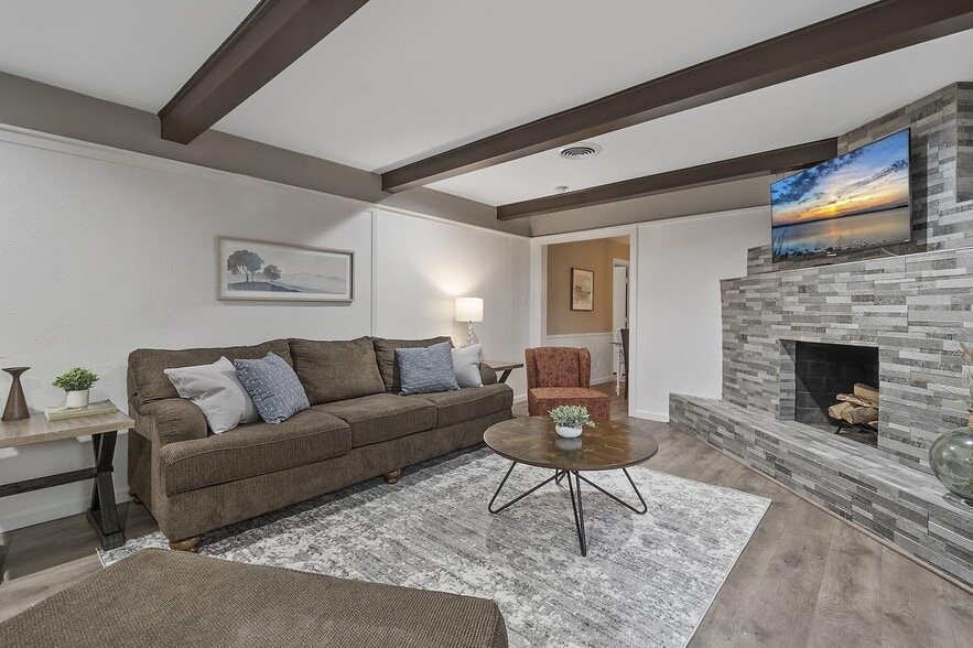 Primary Photo - 2121 Canton Dr