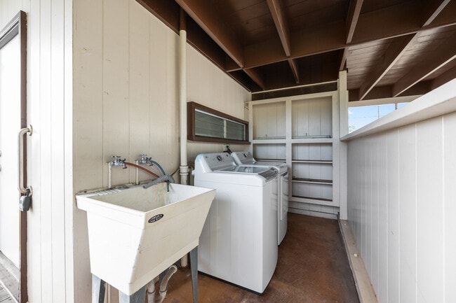 Building Photo - 1608 Makamua St