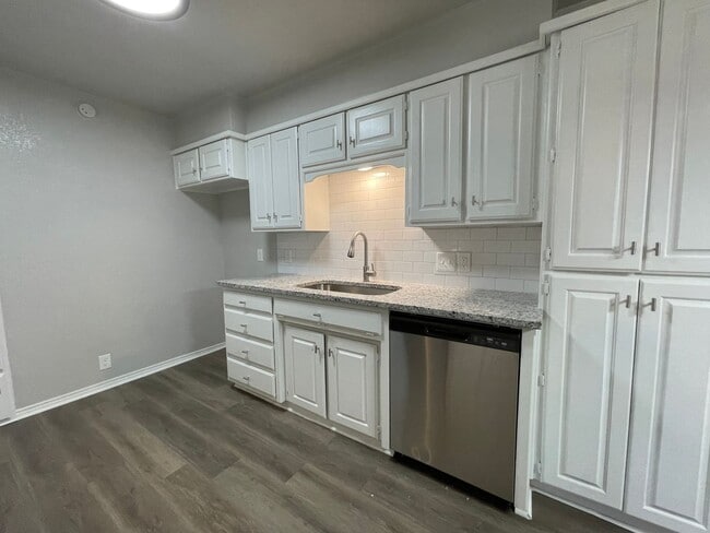 Building Photo - AVAILABLE NOW - 2 BEDROOM 2 BATH TOWNHOME ...