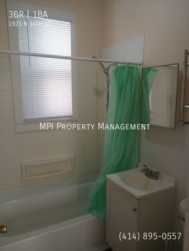 Building Photo - 1923 N 36th Street 4BR Upper