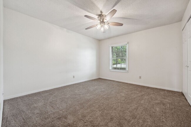 Building Photo - "Spacious 2-Bed Condo with Modern Upgrades in Prime Casselberry Location"