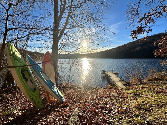 Building Photo - 117 Seven Hills Lake Dr