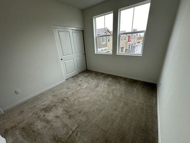Building Photo - 1 Year Old Lenner 3 Bedroom + Loft Condo i...