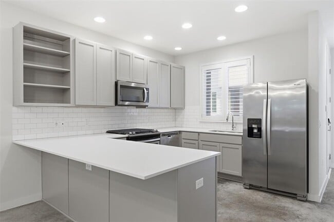 Building Photo - 801 N Bluff Dr