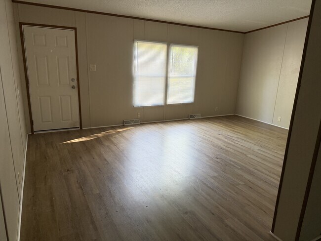 Building Photo - 1460 Patterson Dr