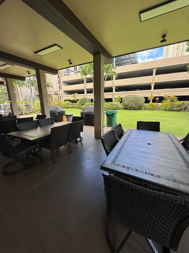 Building Photo - 2 Bed, 2 Bath with reserved, covered parking. Washer/Dryer in unit -Country Club Plaza in Salt Lake