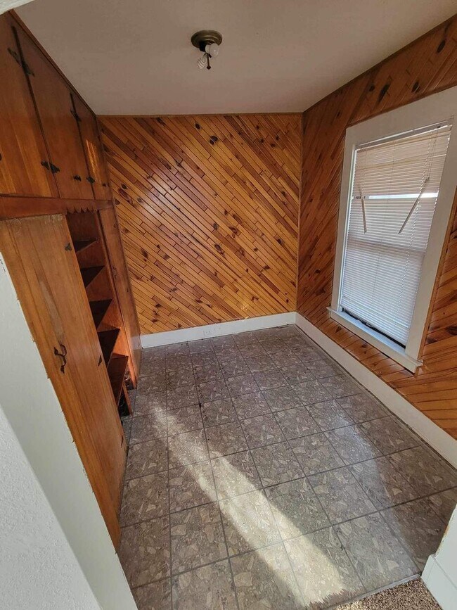 Building Photo - Charming 3 Bedroom Home Rent Ready