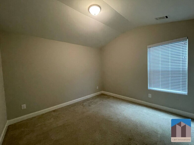 Building Photo - 300 Omnia Ridge Way