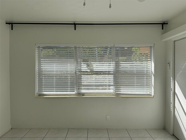 Building Photo - 1101 NE 17th Way