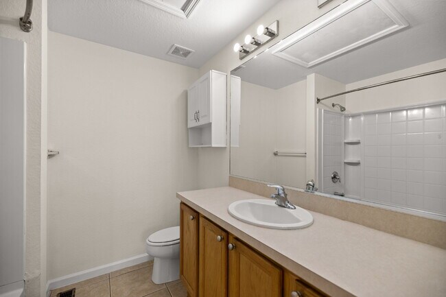 Building Photo - 2BR Townhome in Wynchase | Dual Suites + Screened Lanai
