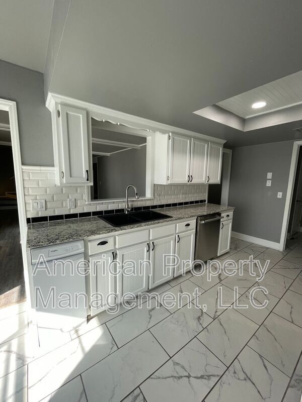 Building Photo - 7050 E 71st Ct