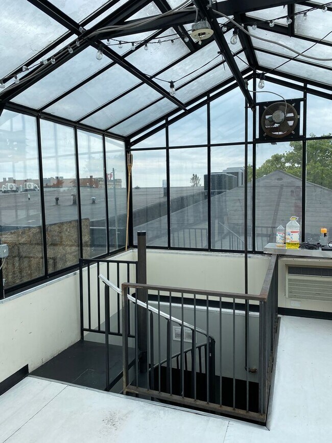 Building Photo - 108 W 6th St