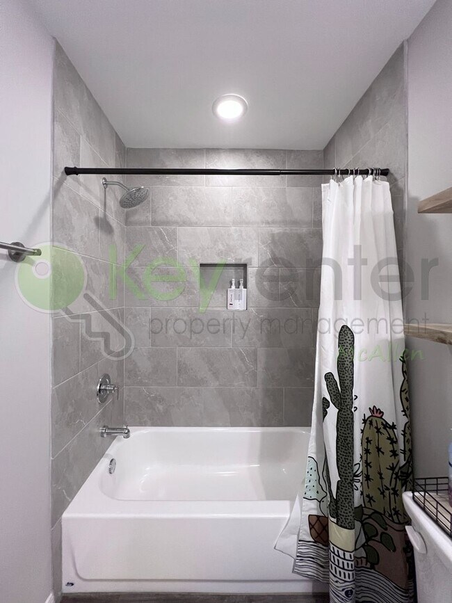 Building Photo - Beautiful 3B/2.5B Home in Mcallen ( Tres Lagos  Community )