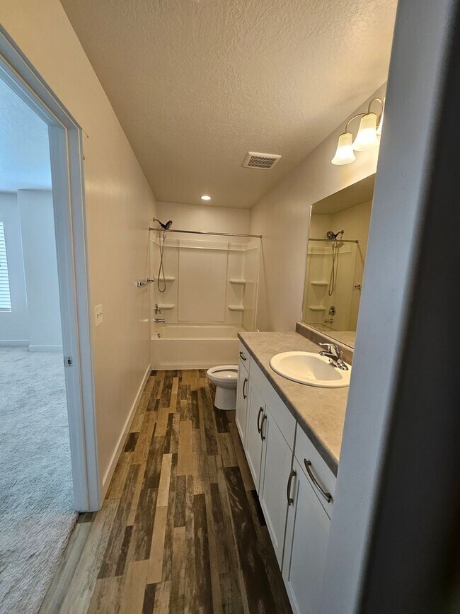 Building Photo - 4 Bedroom Town Home for Rent